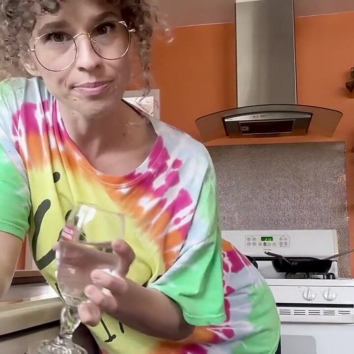 ¡Mujer conservadora se convierte en una hippie! Este es un rendimiento de alta calidad aquí .. ¡Mira!