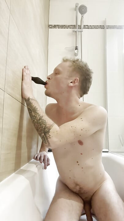 年轻的法国双性恋在她的淋浴间