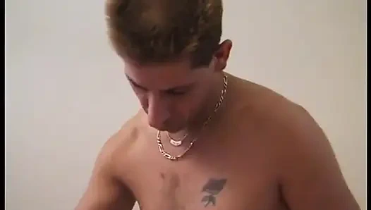 İki hatun eğlenmek için çığlık atarak sikiliyor