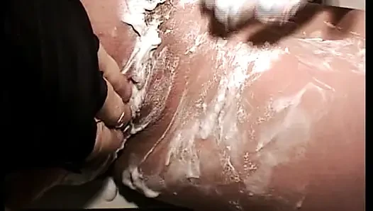 Грязная немецкая шлюшка бреет свою щель в соло-сцене