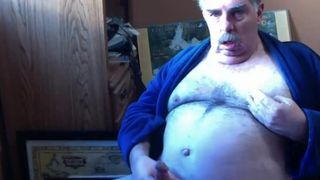 Opa streichelt vor der Webcam