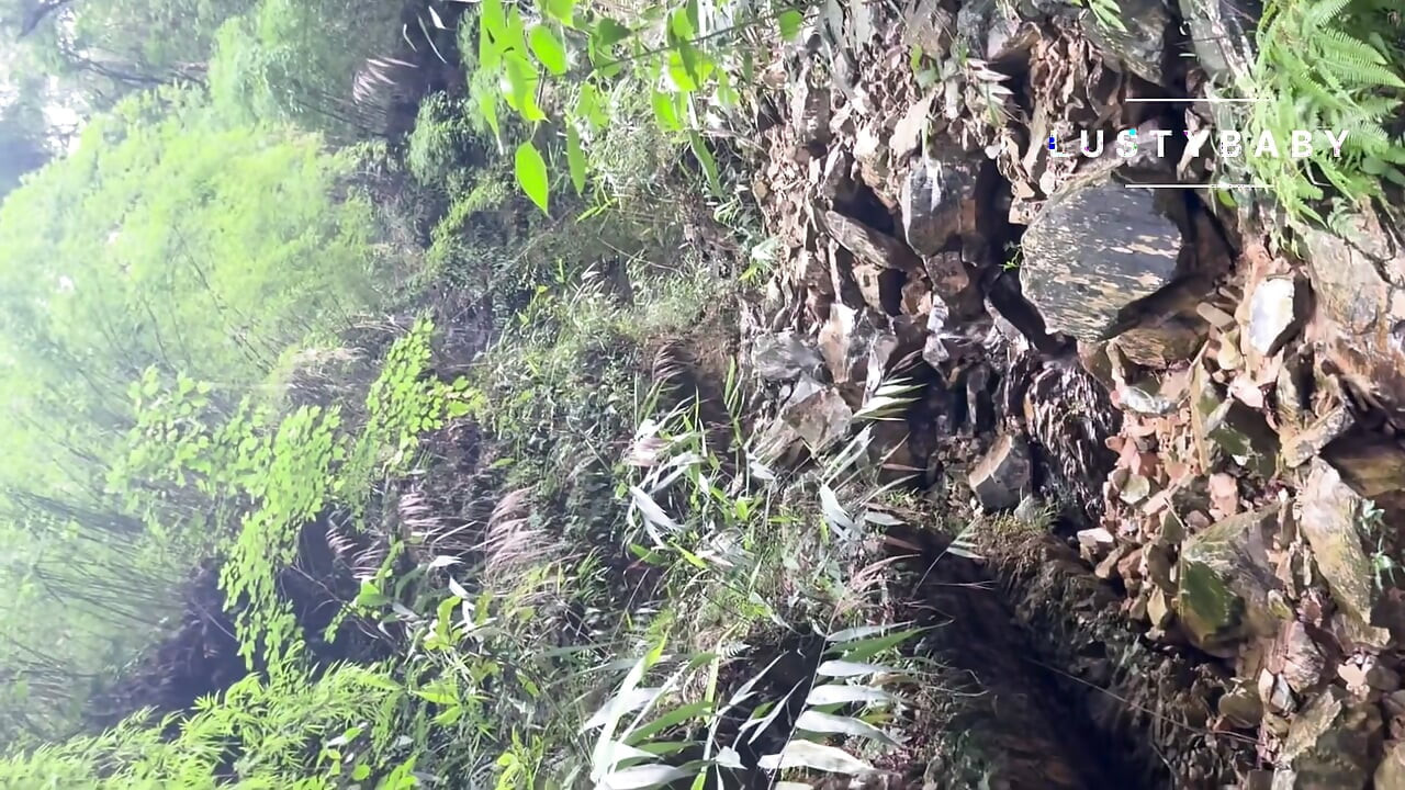 Khola ma nuhauna ra chikna ko majja