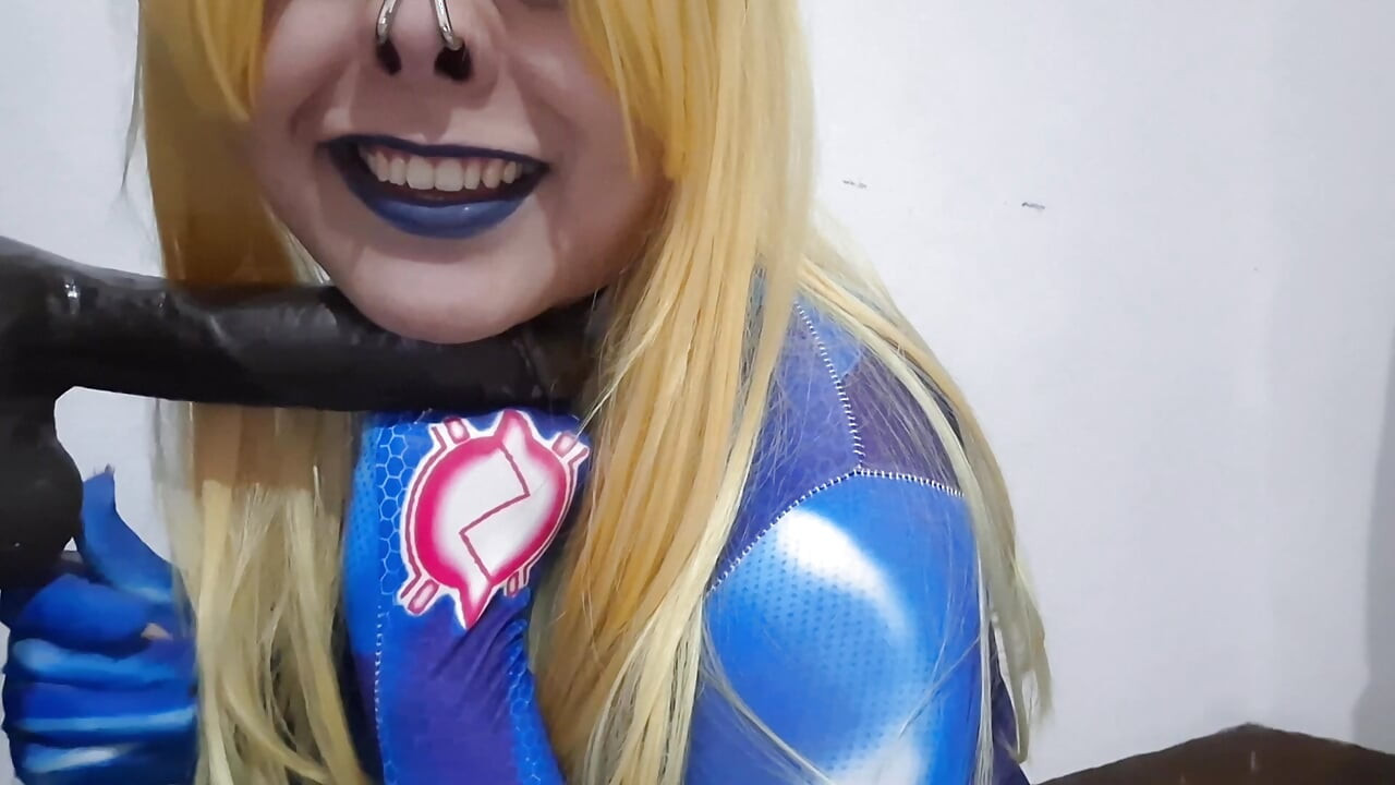 Fofa Samus Femboy com BDSM Nosehook dando um boquete desleixado para bbc dildo, garganta profunda, foda facial e comer sêmen