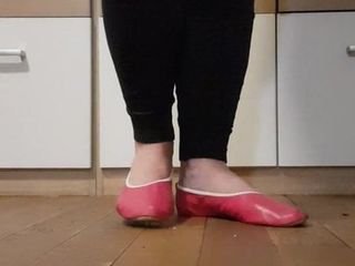 Fetiche con zapatillas de gimnasia de cuero rosa
