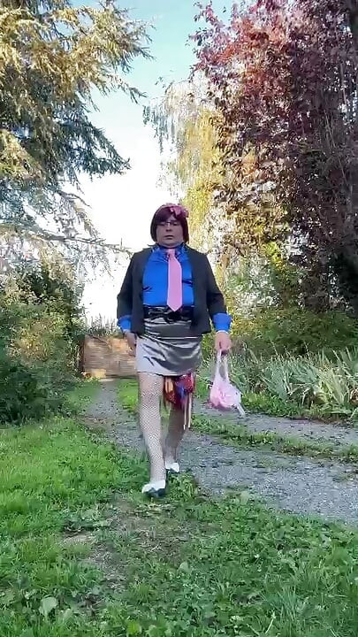 Vestida con una falda gris ajustada para una noche de fiesta