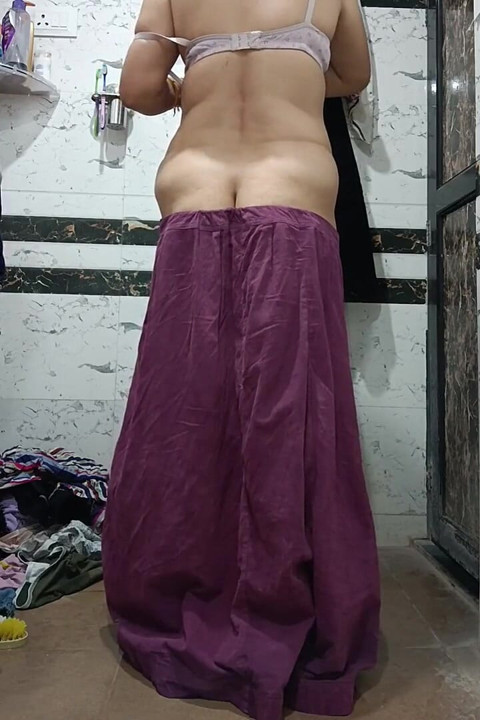 Priya Bhabhi Big Pussy in Side Dildo Video