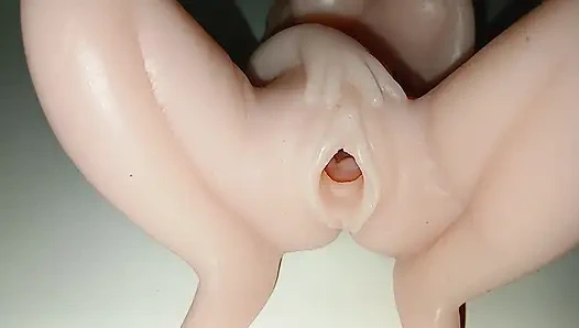Mini seks bebeği büyük parmaklar tarafından sikiliyor