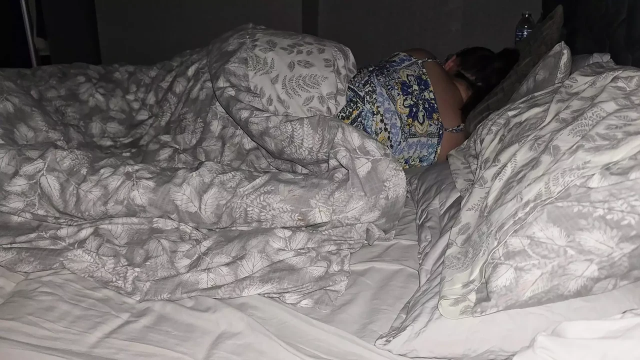 Step mom sneaking into step mom room and asked to handjob his dick