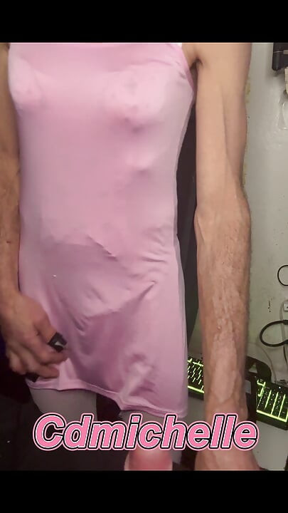 Cdmichelle सेक्सी अधोवस्त्र पहने हुए डिल्डो की सवारी करते हुए शावर ले रही है