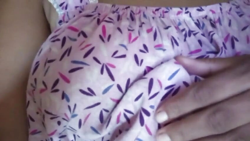 Sri-lankische berühmte schauspielerin Anne im bett schlägt ihre großen möpse und musterbation in der nacht