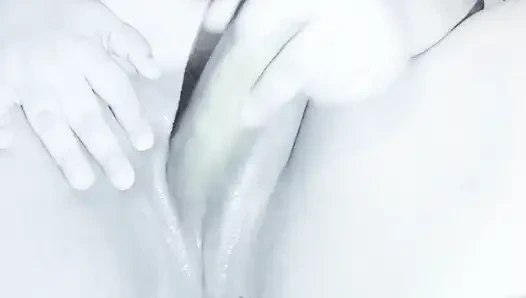 Arkadaşımın şehvetliliğinin ve salatalıksının tadını çıkarıyorum siyah beyaz