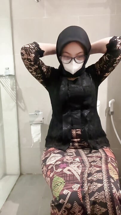 Gadis Hijab Kebaya Putih Seksi Bermain Di Tandas Sehingga Memancut