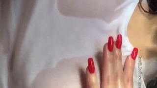 Largo rojo uñas mojado camisa se burlan de tetas