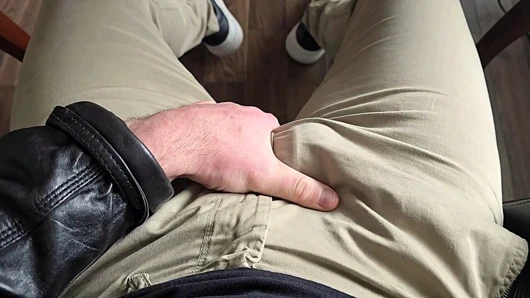 Alman sesi seni acımasızca aşağılıyor.. Deri ceket.. Sert yarak döl damlatıyor.. Kırmızı Calvin Klein Boxers