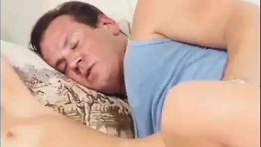 Sarışın genç kız amcığındaki yarağı seviyor
