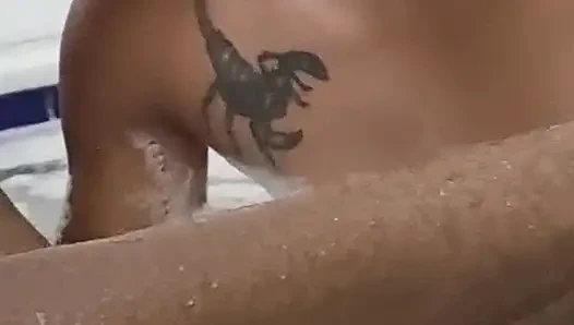 Cuckold aku meniduri istrimu panas, aku meletakkan pantatnya di depanmu saat aku menidurinya ..