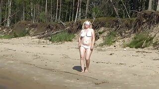 Saftiger Arsch in einem weißen Bikini
