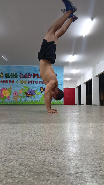 HANDSTAND TRAINING