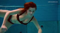 La ragazza ceca Vesta entra in piscina nuda