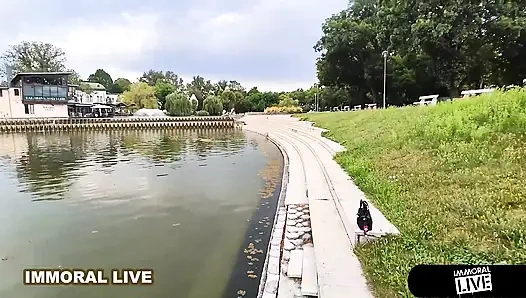 Грязный минет приводит к проникновению в ее тугую бритую киску!