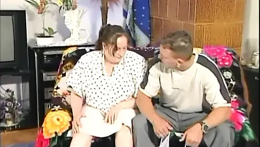 Сексуальный мускулистый мужик в большой пухлой киске милфы... сперма в рот