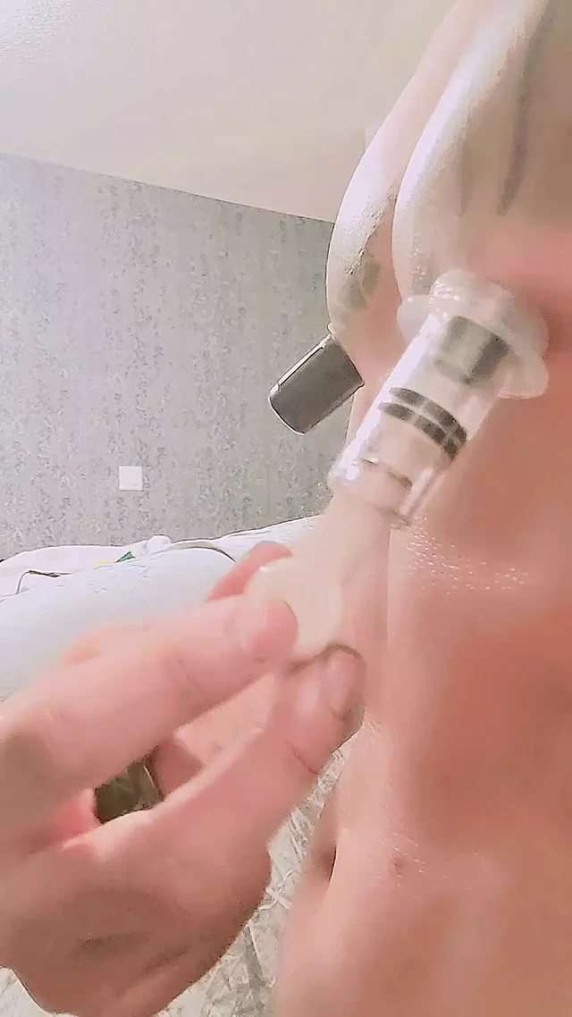 Сексуальное горячее тело твинка с красивыми кубиками извращетесь с игрой с сосками