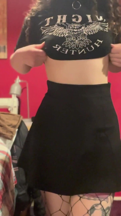 Perfekt puppe goth-jente gir deg en striptease og erter deg med fitta hennes | Klipp 2