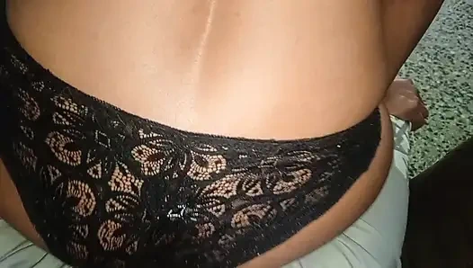 Cewek itu selalu telpon aku waktu suaminya lagi kerja