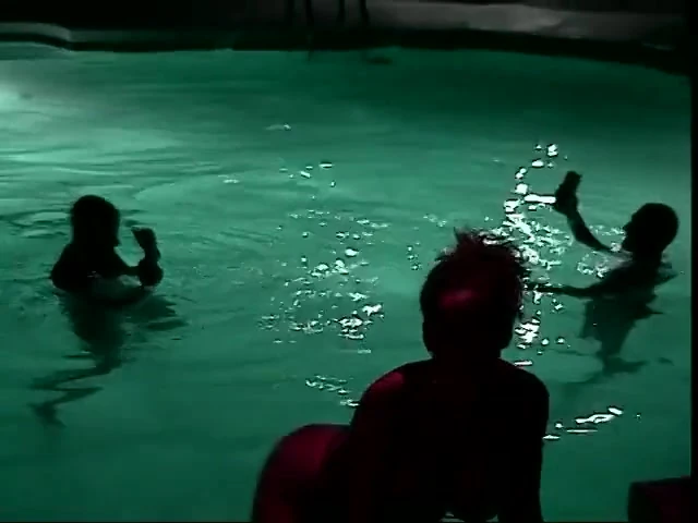 Azgın esmer bahar tatili partisinden sonra yaşlı bir adamla sikişmek için eve geliyor