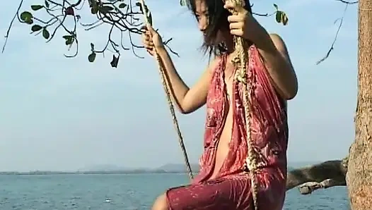 Salıncakta güzel Asyalılar