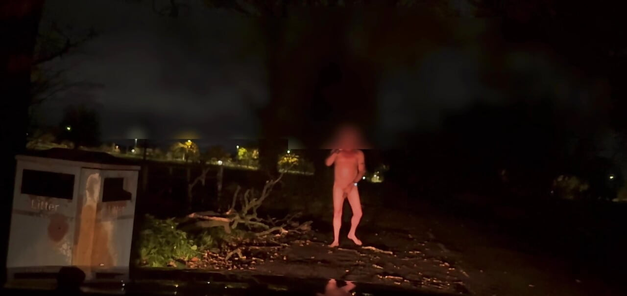 Dezbrăcându-mă din ciorapii mei și masturbându-mă la marginea drumului