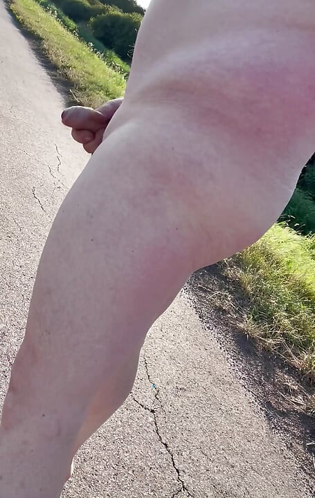 Travestiet echtgenoot rijdt en trekt naakt af op het platteland