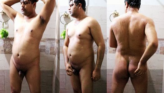 Горячий обнаженный паренек дези принимает душ, чувствуя себя таким сексуальным шаловливым и возбужденным обожает показывать очко на публике