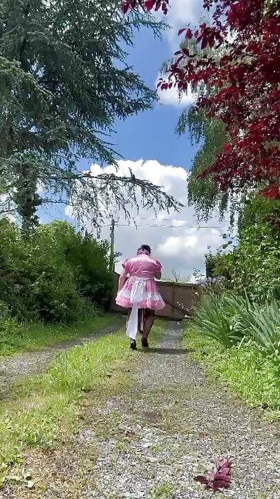 穿著她新的粉色女僕裝一天