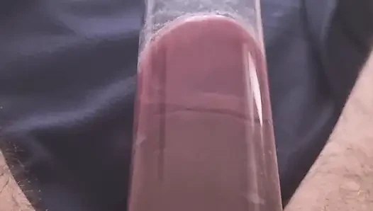 Penis pompası boşalmaya çalışıyor