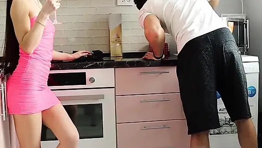 Menyetubuhi pelacur muda yang cantik dengan keras. Dia selingkuh sendiri.