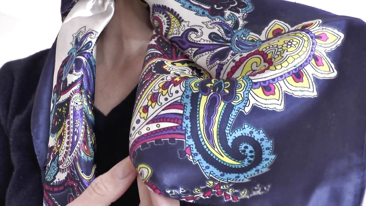 Satynowy pokaz mody na głowę i wytrysk na tkaninie, JOI, Lady Victoria Valente