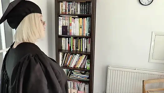 Wanita dewasa dengan memek becek lagi asik jilat memek