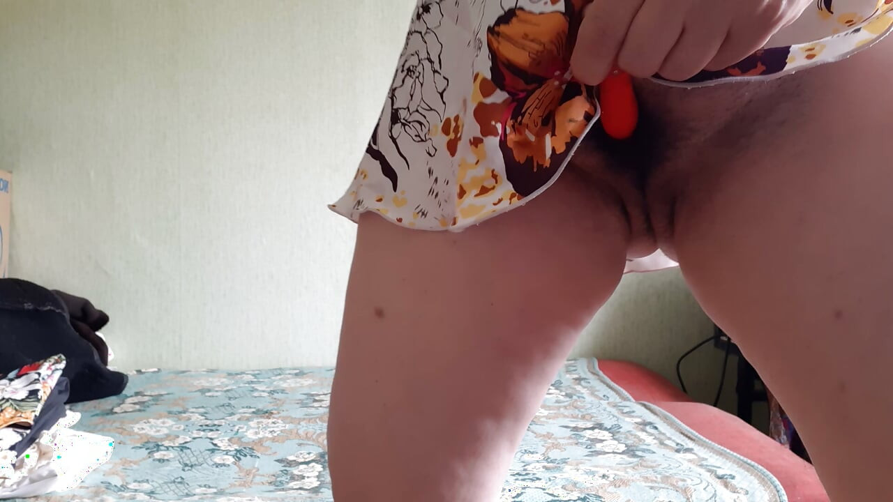 一位充滿激情的熟女用振動器激烈刺激她毛茸茸的陰蒂，然後全身顫抖著高潮