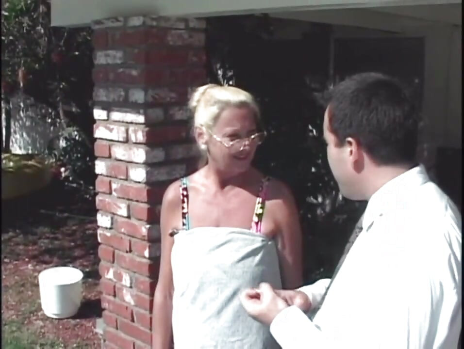 Big boobs blonde milf threesome fucking in the swimming pool