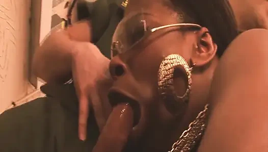 Милфы - горячая фигуристая черная женщина с огромными сиськами получает двойное проникновение в тройничке с друзьями