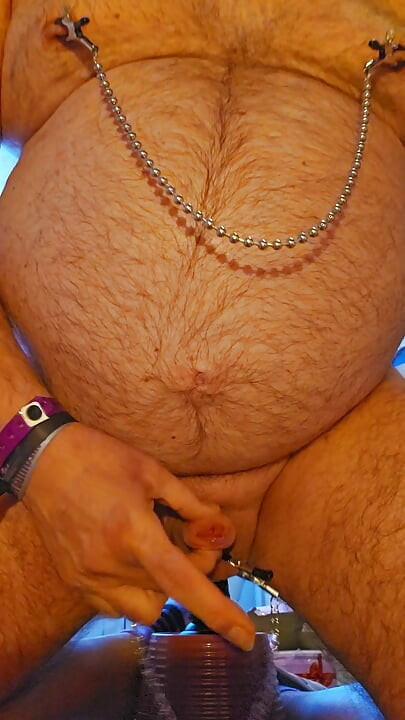 Rżnięcie dildo ze spineczkami na sutkach