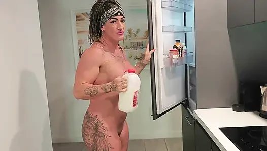 Aku lagi asik mandi pakai susu