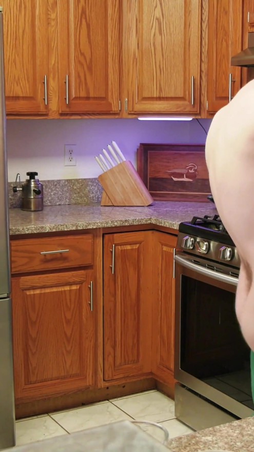 MILF fodida na cozinha cozinha de frango frito | Clipe 2