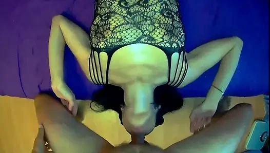Seksi orta yaşlı seksi kadın yarak emiyor ve tüm deliklerinde sikiliyor