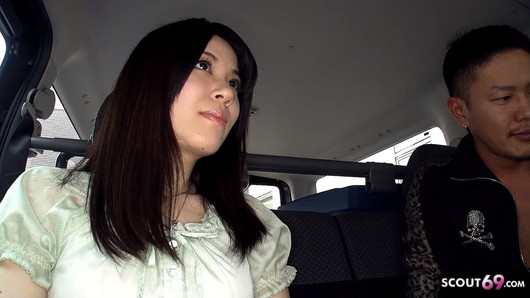 Madoka Araki, adolescente japonaise timide, se fait séduire pour sucer la bite d’un inconnu dans la voiture