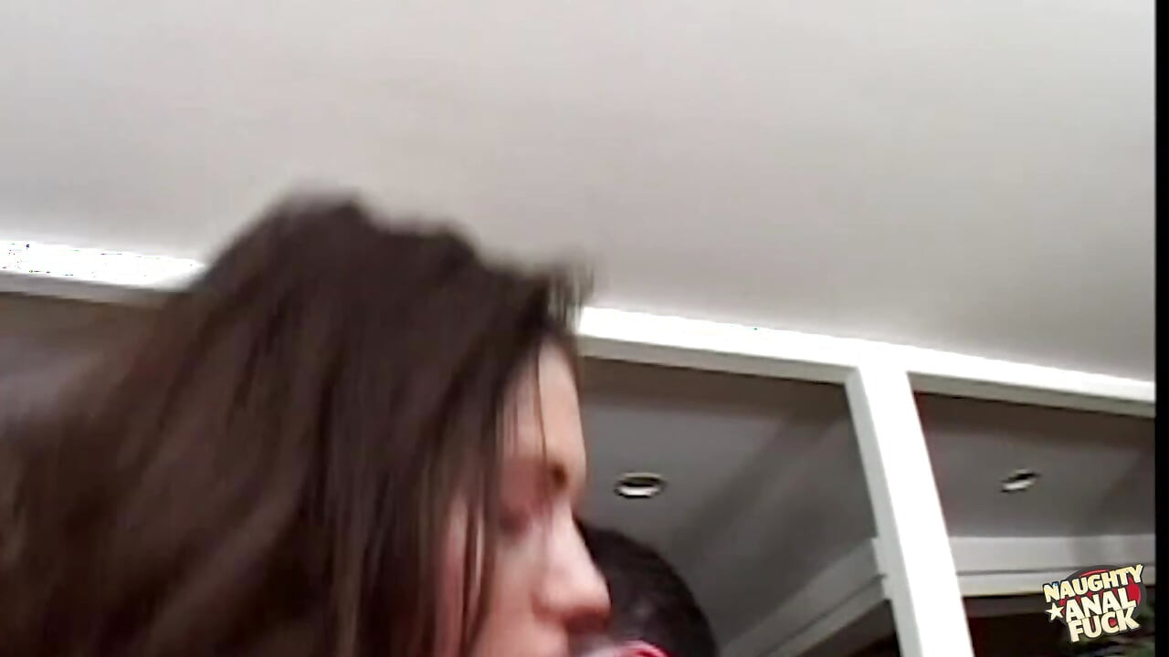 一个听话的黑发吮吸鸡巴，骑乘另一个，并在这个三人行中获得两个颜射
