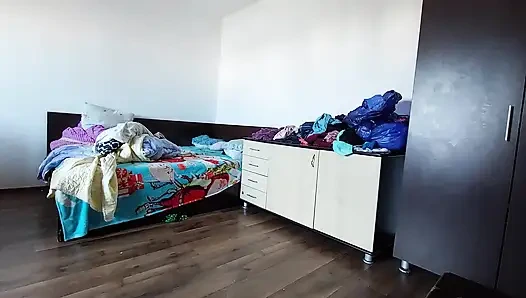 Cewek seksi rambut cokelat lagi asik sambil bugil di rumah