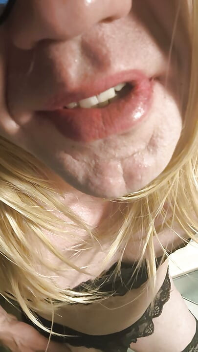 Sissy N. Aus Berlin Show is haar lichaam en lippen, wil lekkere diepe pik zuigen