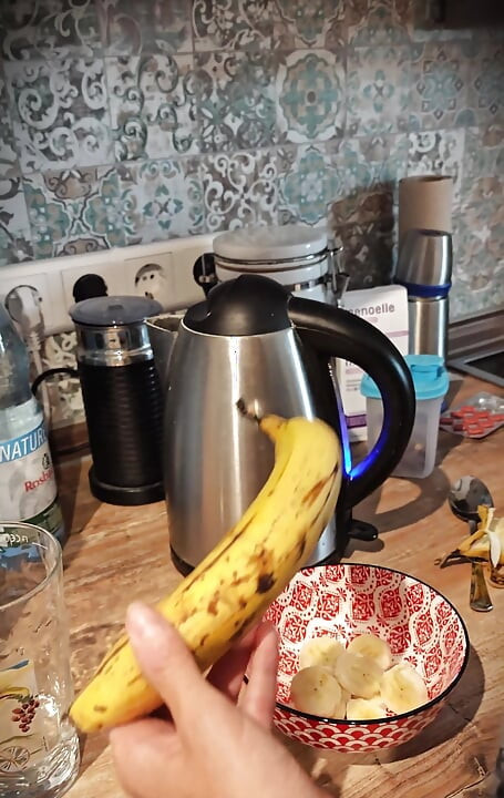 Hete huisvrouw milf wordt geneukt en gevingerd in de keuken. Ze draagt nog steeds de kontplug van de ochtendseks die ze net heeft gekregen